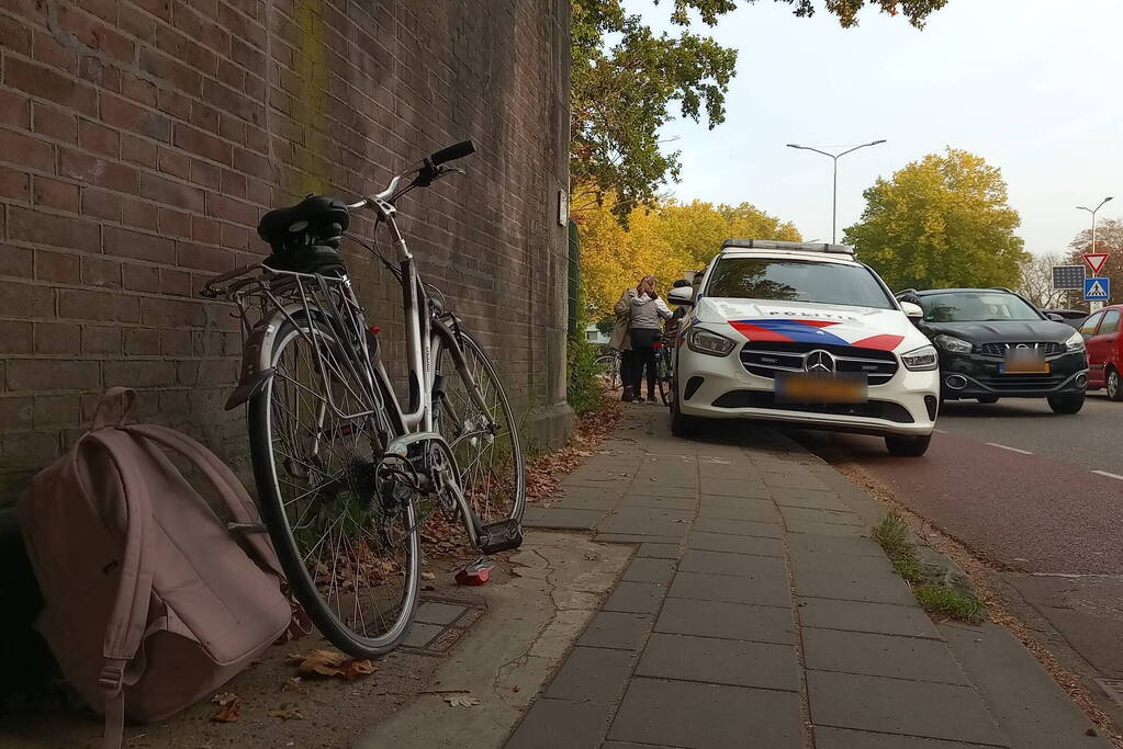 Fietser ten val na botsing met aanhanger