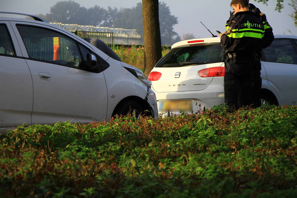 Twee automobilisten in botsing na uitwijken voor ambulance