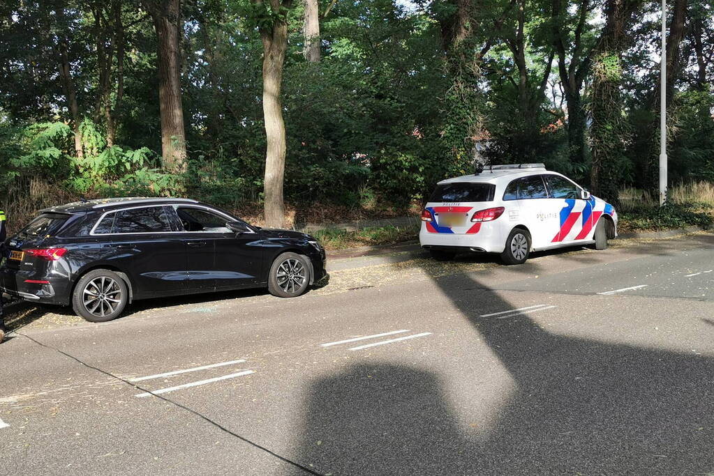 Twee auto's vernield, politie doet onderzoek
