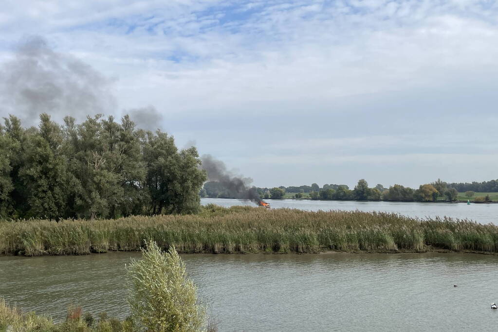 Plezierboot gaat op de Lek in vlammen op