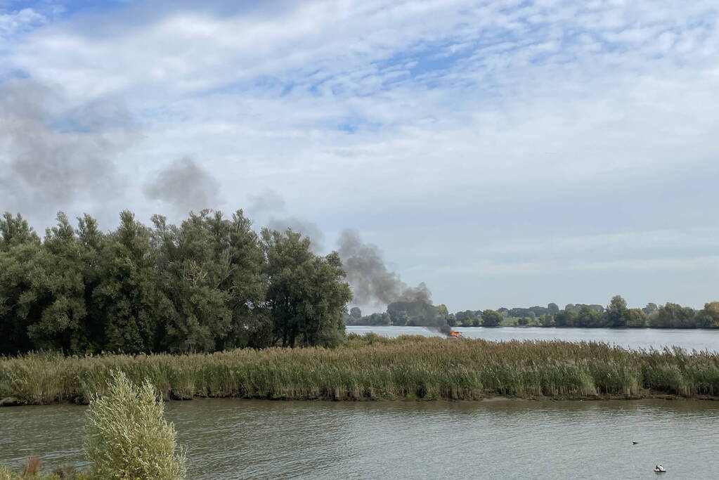 Plezierboot gaat op de Lek in vlammen op
