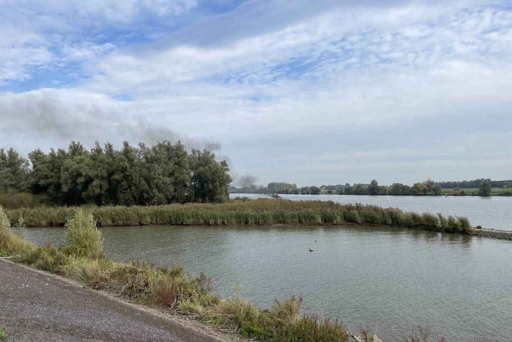 Plezierboot gaat op de Lek in vlammen op