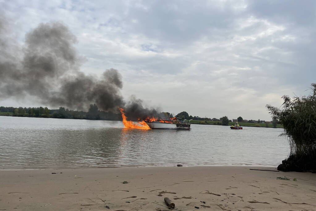 Plezierboot gaat op de Lek in vlammen op