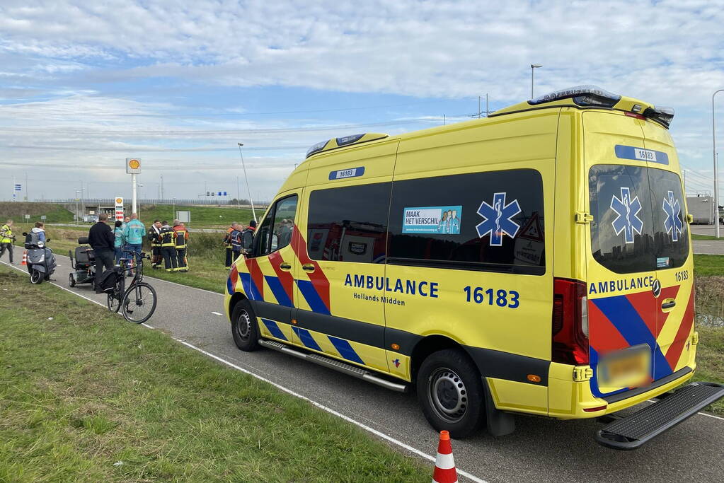 Scootmobiel achtergelaten brandweer zoekt sloot af