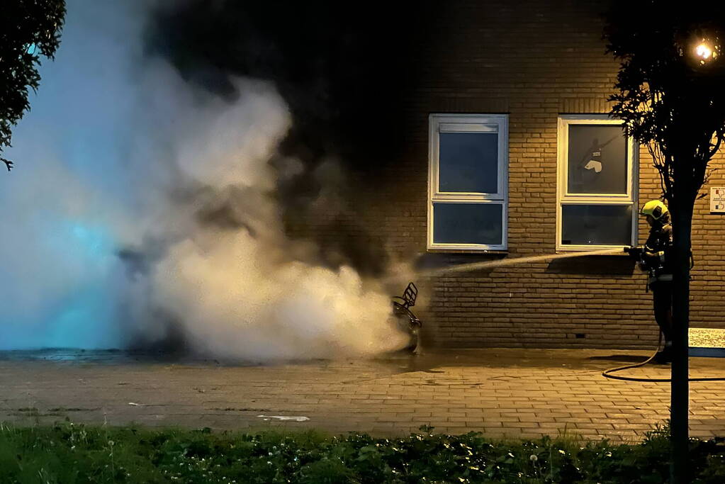 Scooter gaat in vlammen op