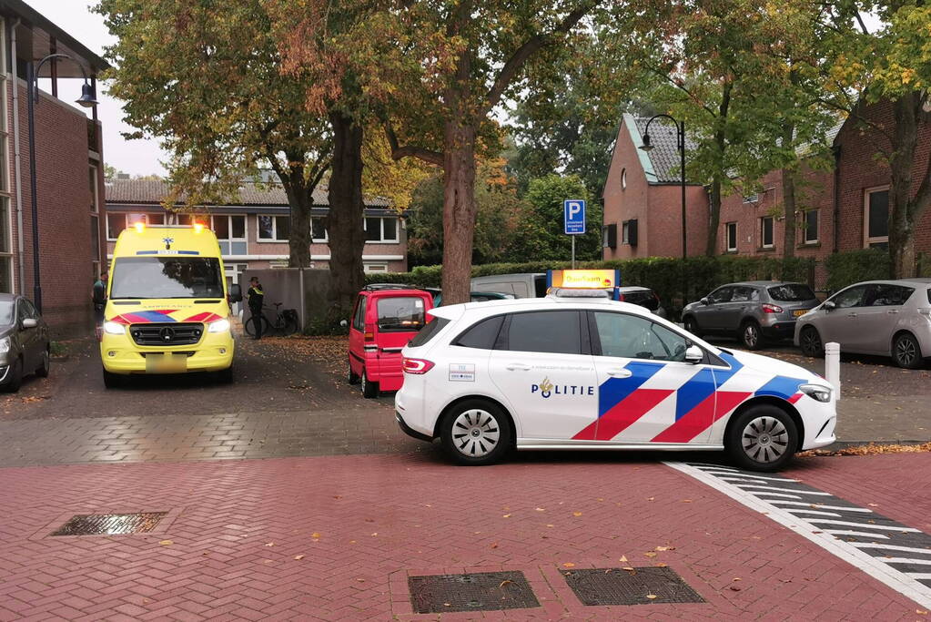 Dame gewond nadat taxibus achteruit rolt