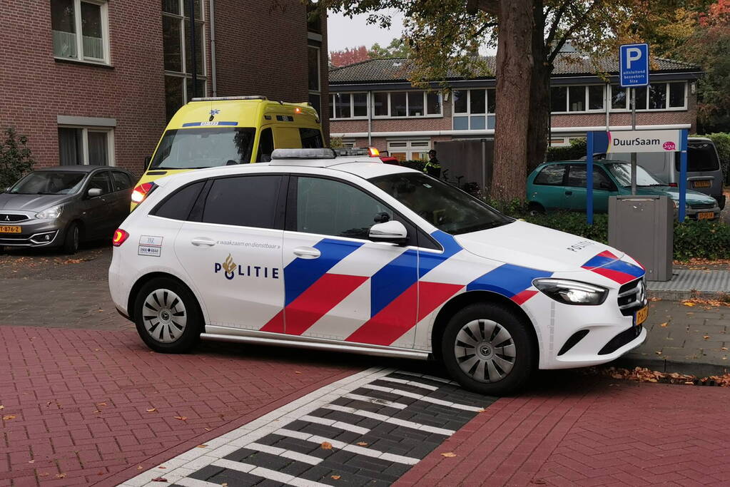 Dame gewond nadat taxibus achteruit rolt