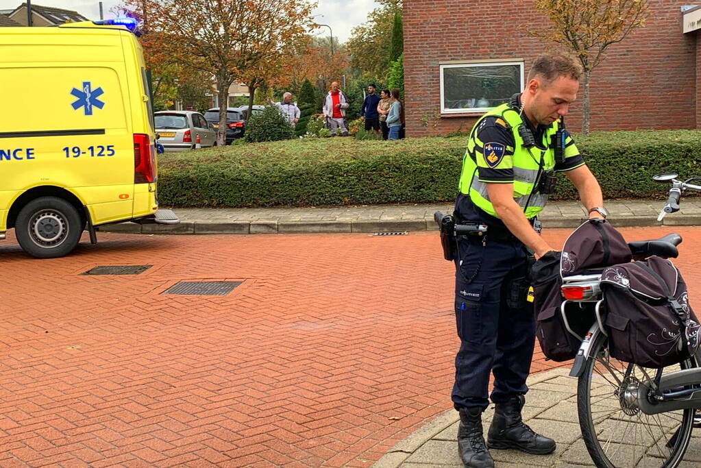 Vrouw op e-bike na botsing met auto