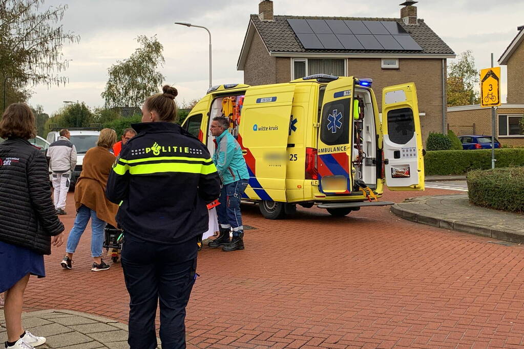 Vrouw op e-bike na botsing met auto