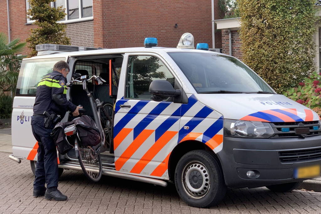 Vrouw op e-bike na botsing met auto