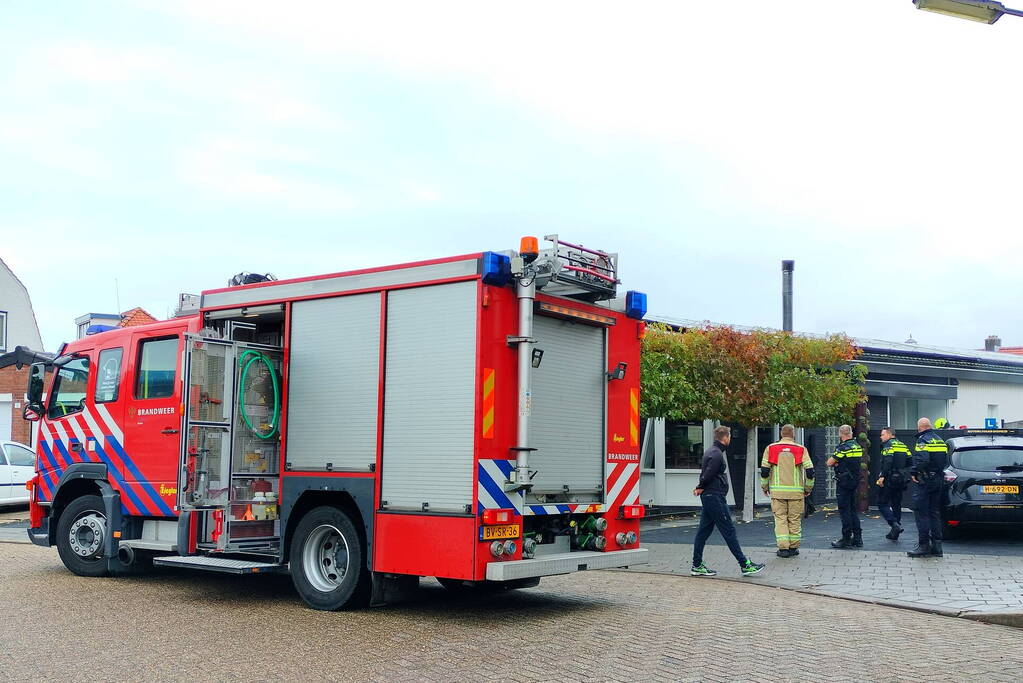 Brandweer blust brand met CO2-brandblusser