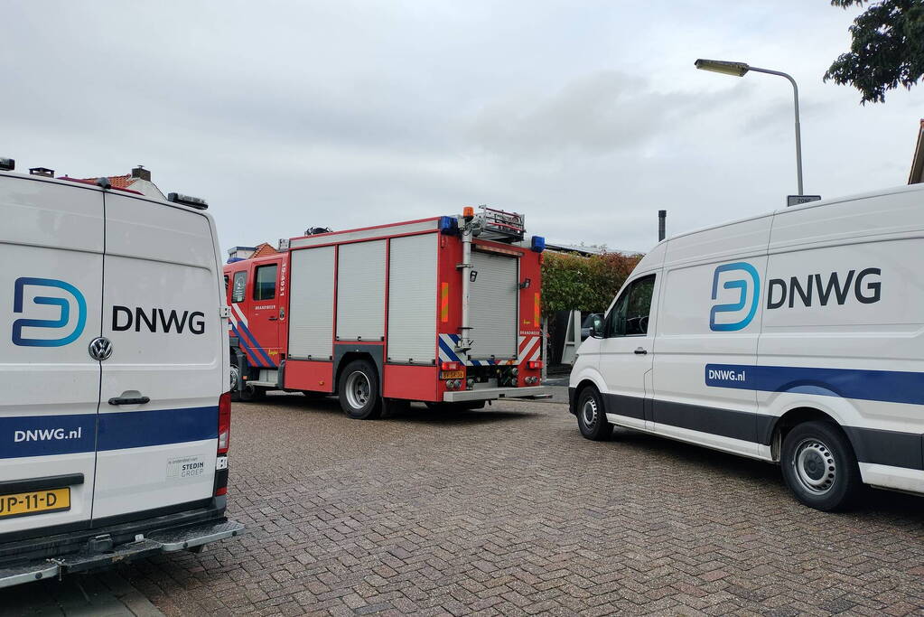 Brandweer blust brand met CO2-brandblusser