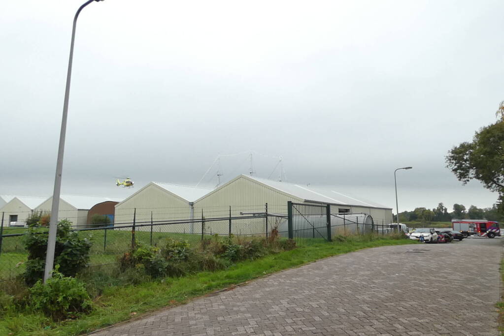 Vrouw en twee kinderen vallen in het water