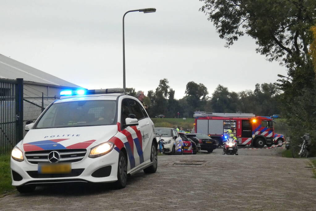 Vrouw en twee kinderen vallen in het water
