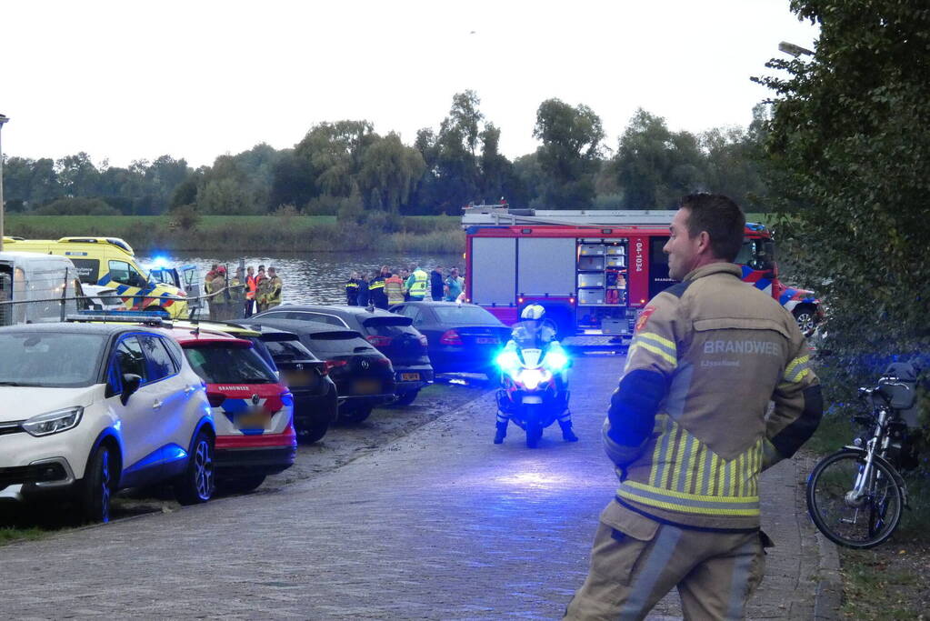 Vrouw en twee kinderen vallen in het water