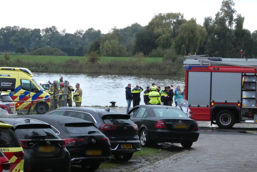 Vrouw en twee kinderen vallen in het water