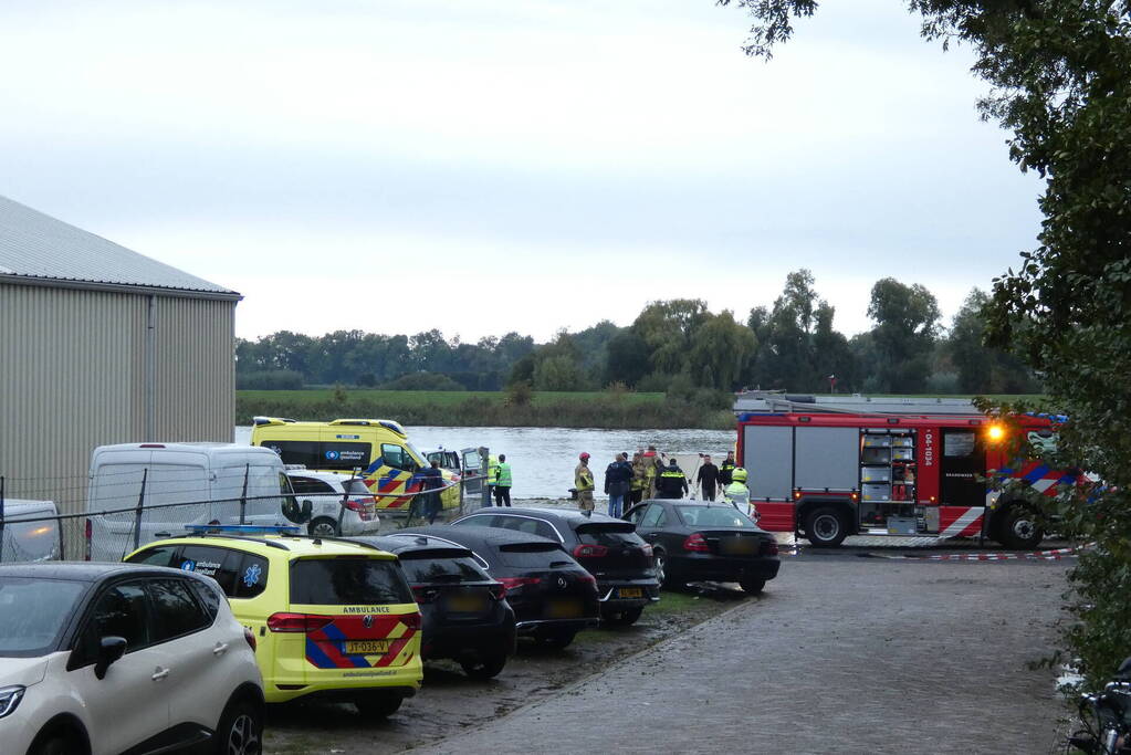 Vrouw en twee kinderen vallen in het water