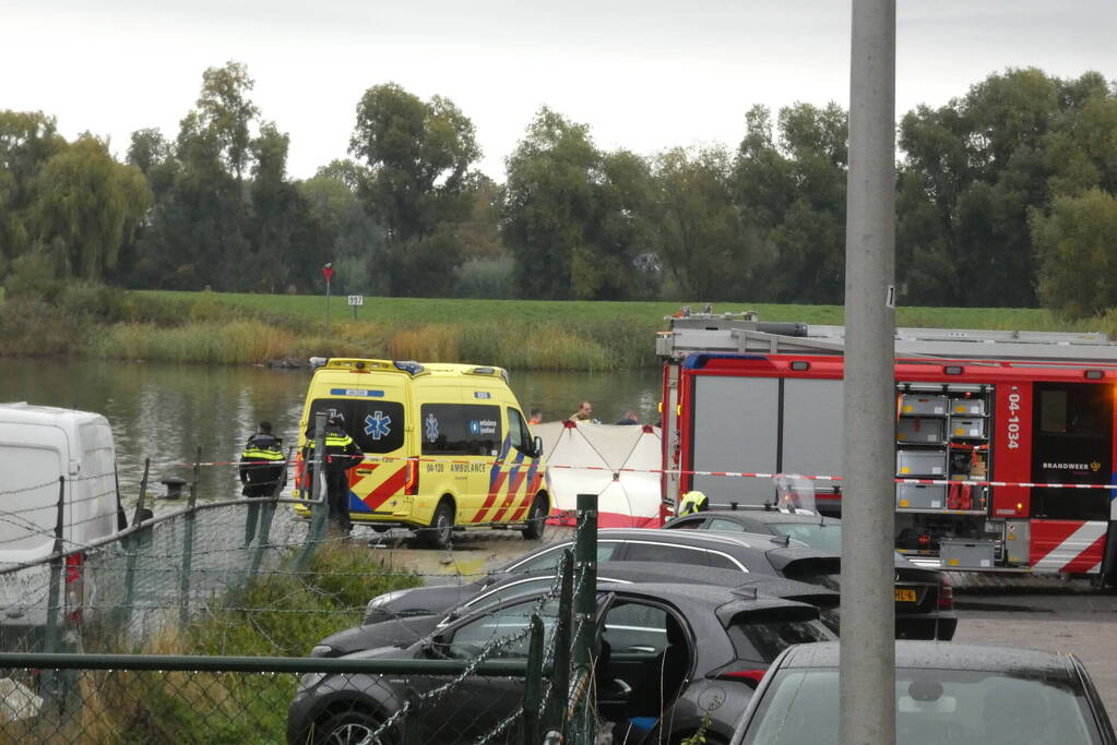 Vrouw en twee kinderen vallen in het water