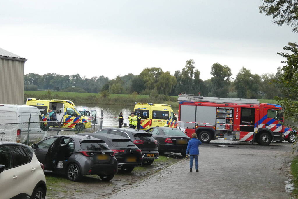 Vrouw en twee kinderen vallen in het water