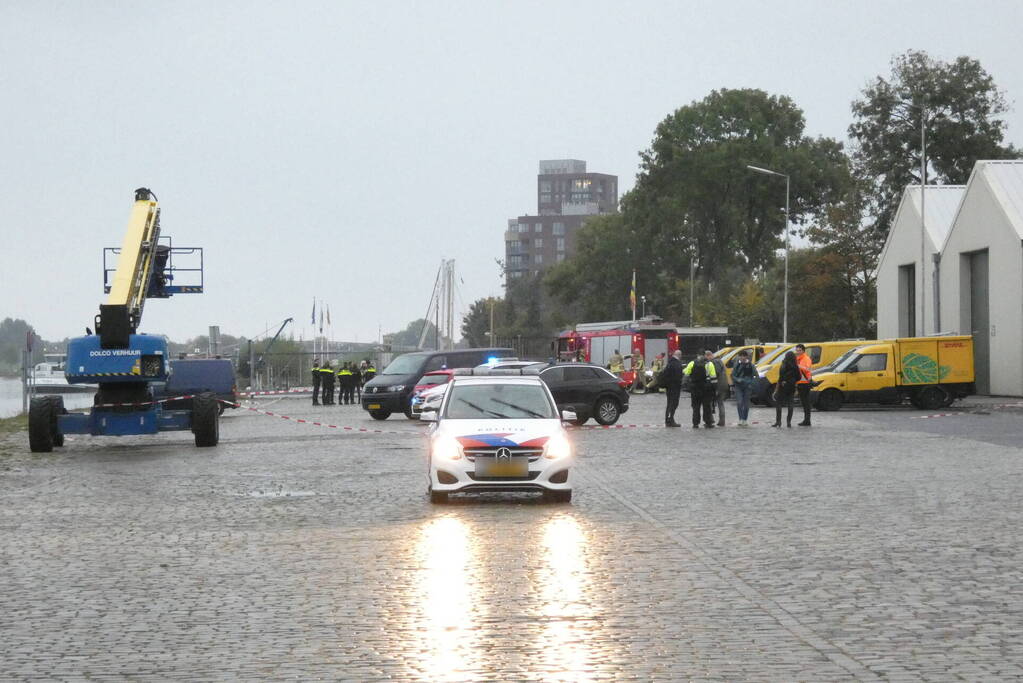 Vrouw en twee kinderen vallen in het water