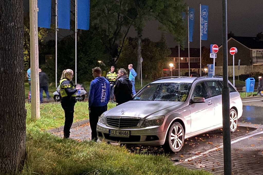 Automobilist en scooterrijder komen in botsing