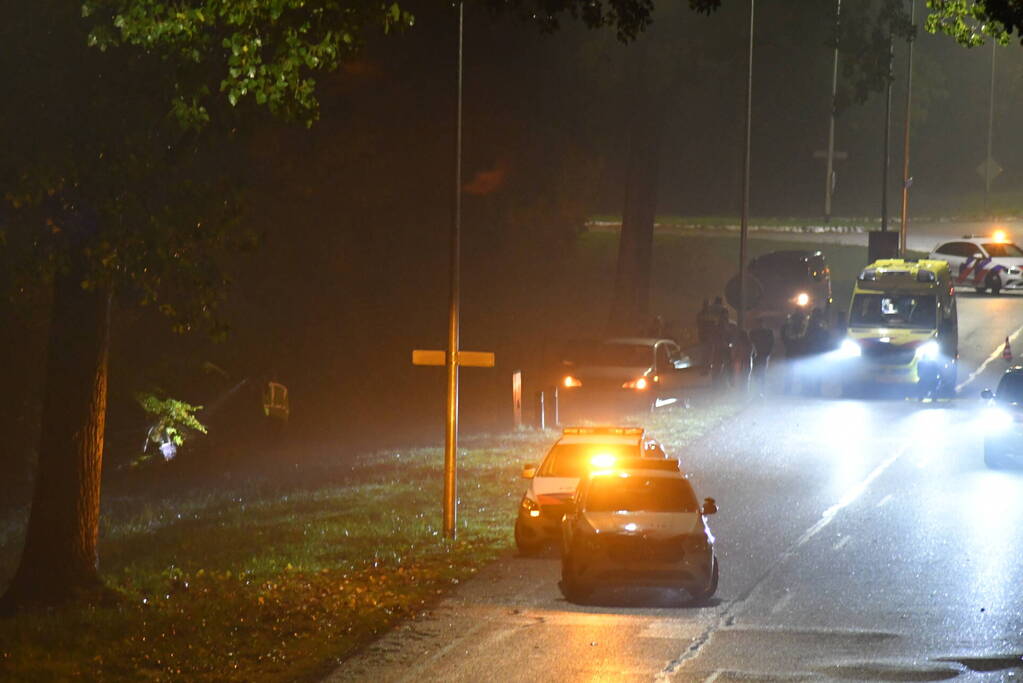 Auto belandt in sloot langs doorgaande weg