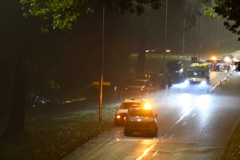Auto belandt in sloot langs doorgaande weg