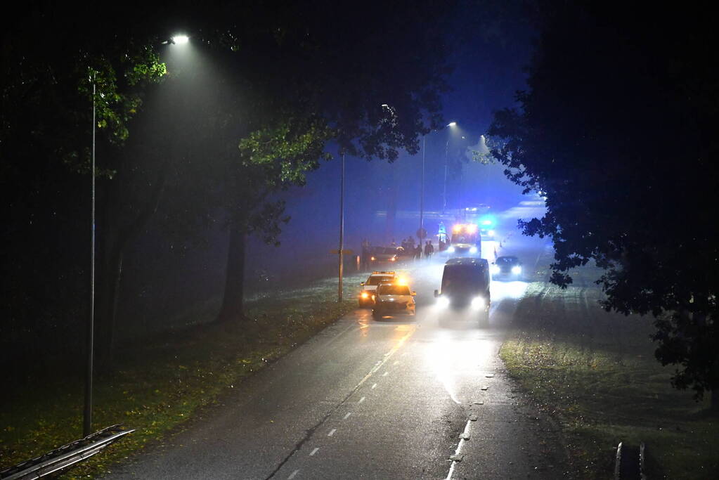 Auto belandt in sloot langs doorgaande weg