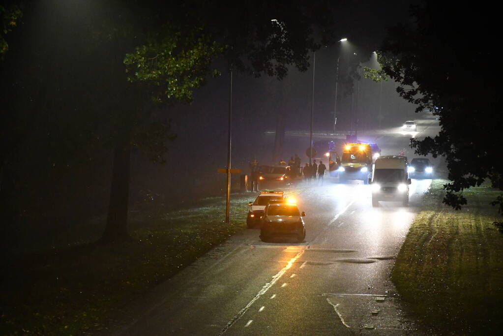 Auto belandt in sloot langs doorgaande weg
