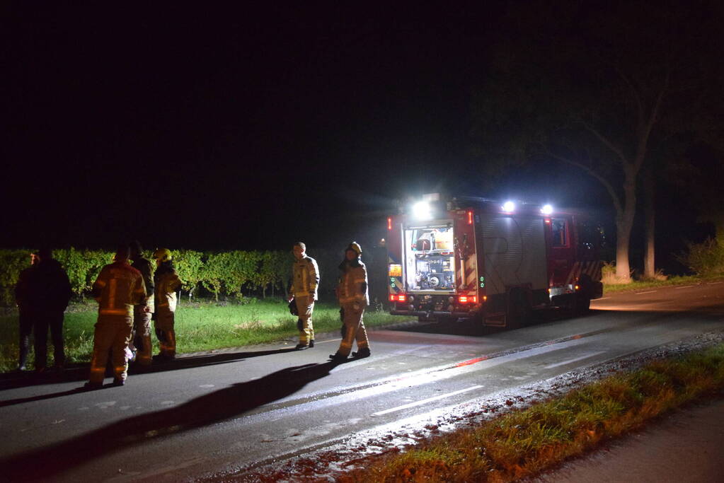 Automobilist belandt in sloot door glad wegdek