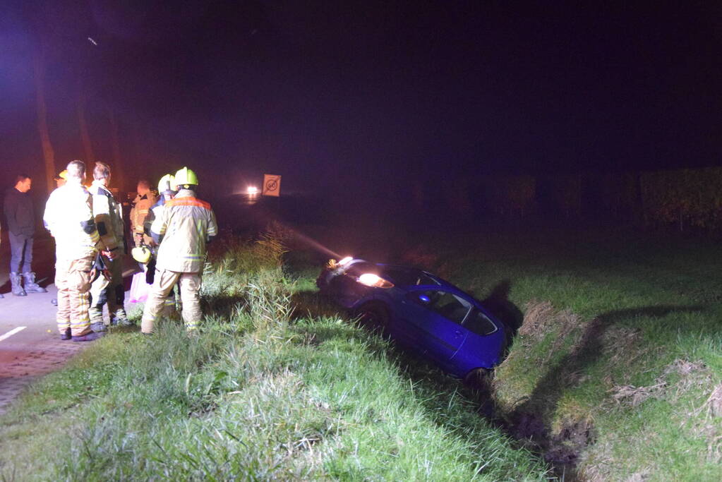 Automobilist belandt in sloot door glad wegdek