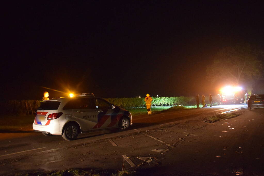 Automobilist belandt in sloot door glad wegdek