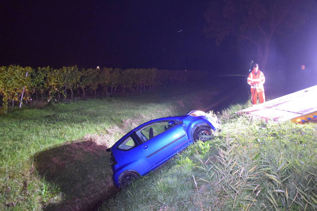 Automobilist belandt in sloot door glad wegdek