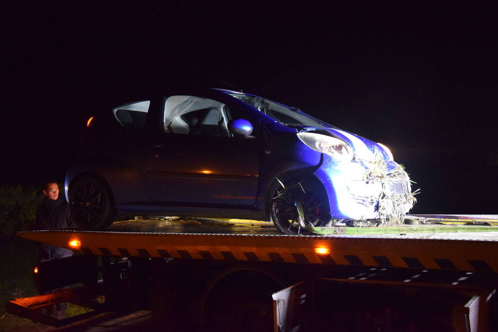 Automobilist belandt in sloot door glad wegdek