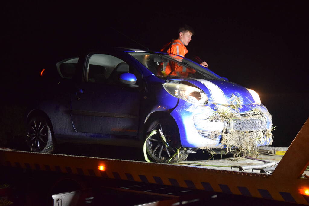 Automobilist belandt in sloot door glad wegdek