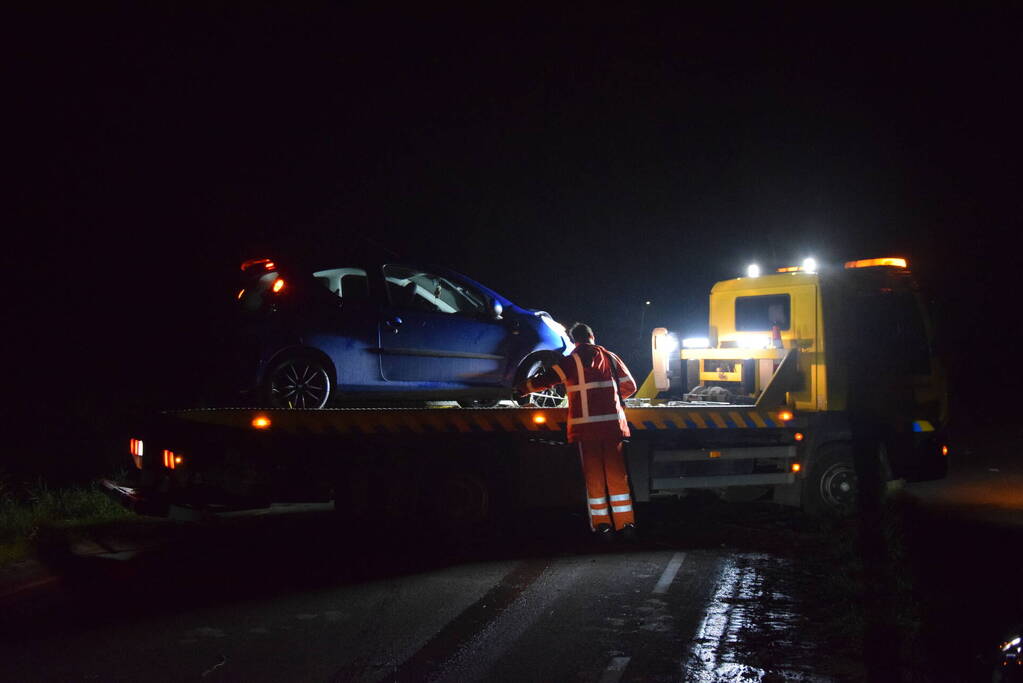 Automobilist belandt in sloot door glad wegdek