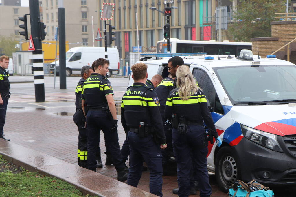 Man met veel machtsvertoon uit trein gehaald