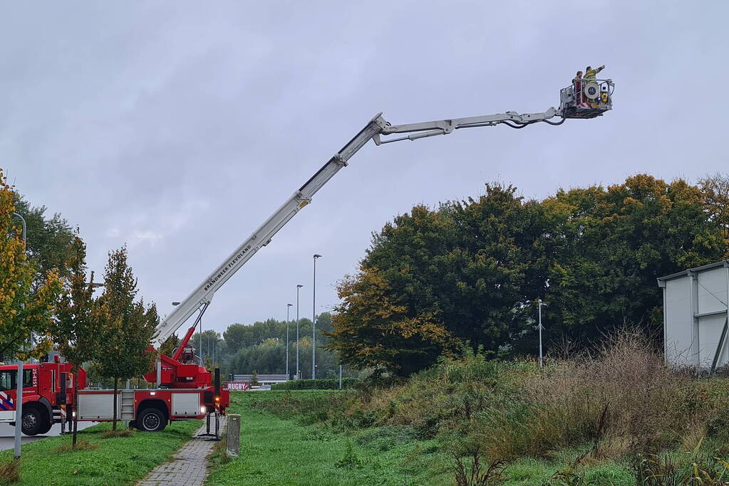 Dak van asielzoekerscentrum stort in