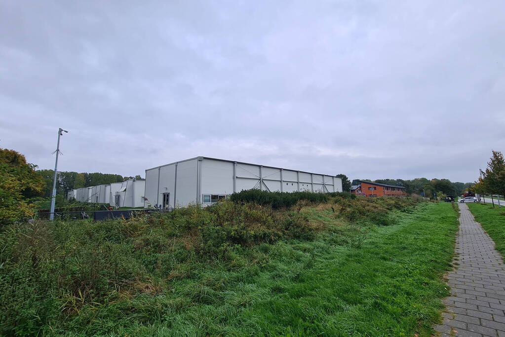 Dak van asielzoekerscentrum stort in