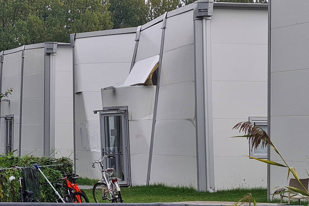 Dak van asielzoekerscentrum stort in