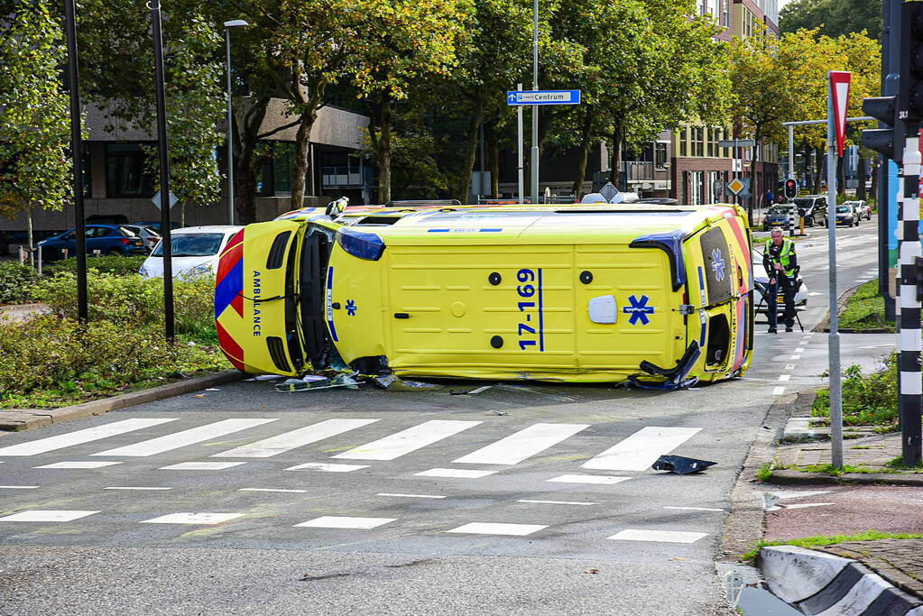 Ambulance gekanteld bij verkeersongeval