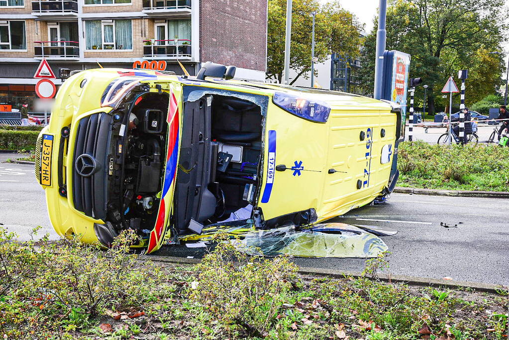 Ambulance gekanteld bij verkeersongeval