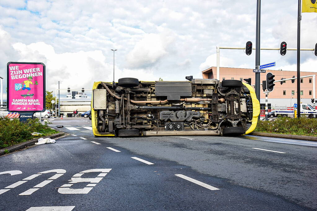 Ambulance gekanteld bij verkeersongeval
