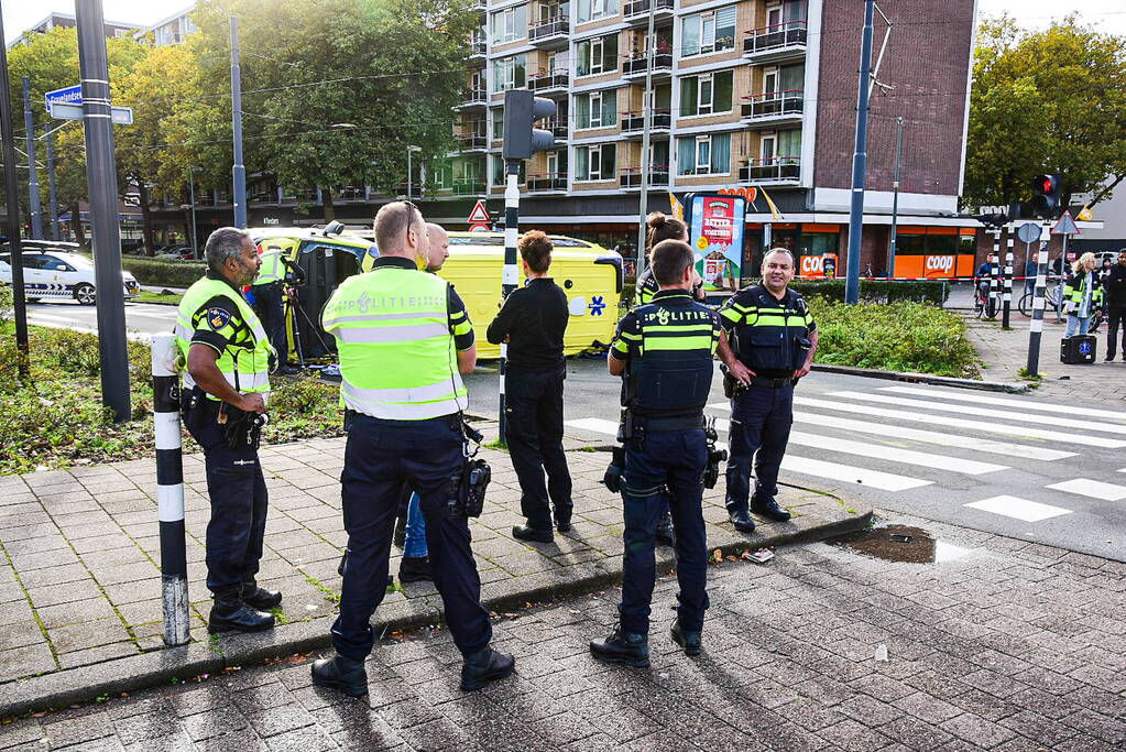 Ambulance gekanteld bij verkeersongeval