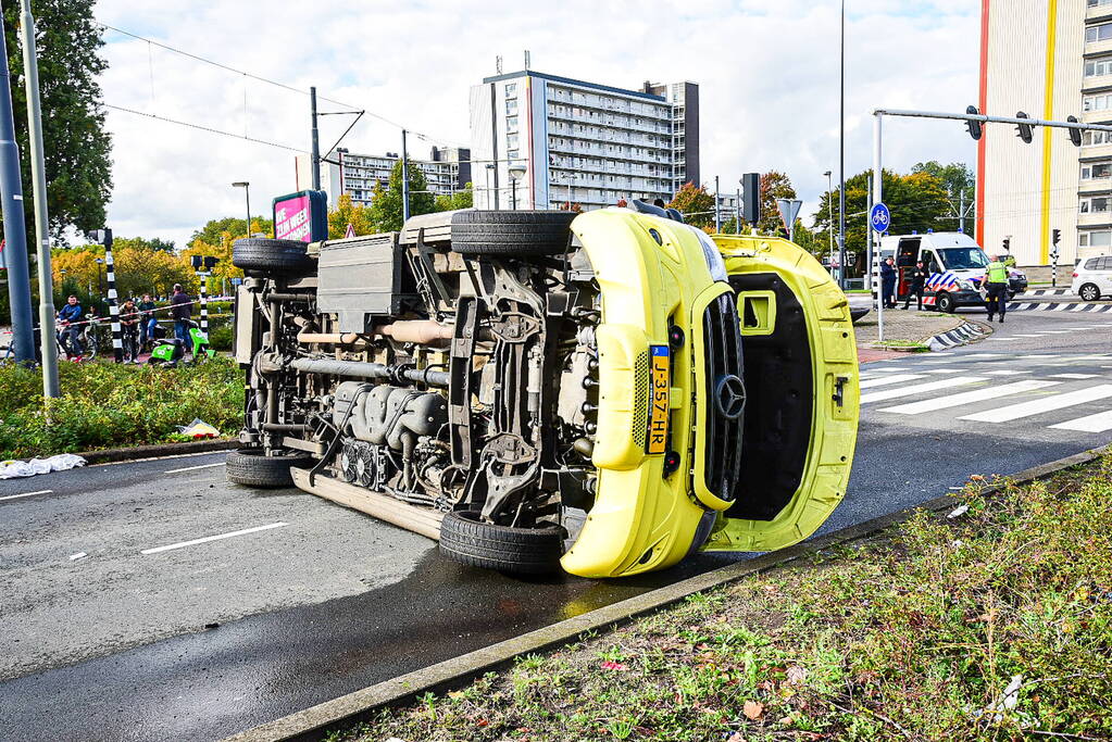 Ambulance gekanteld bij verkeersongeval