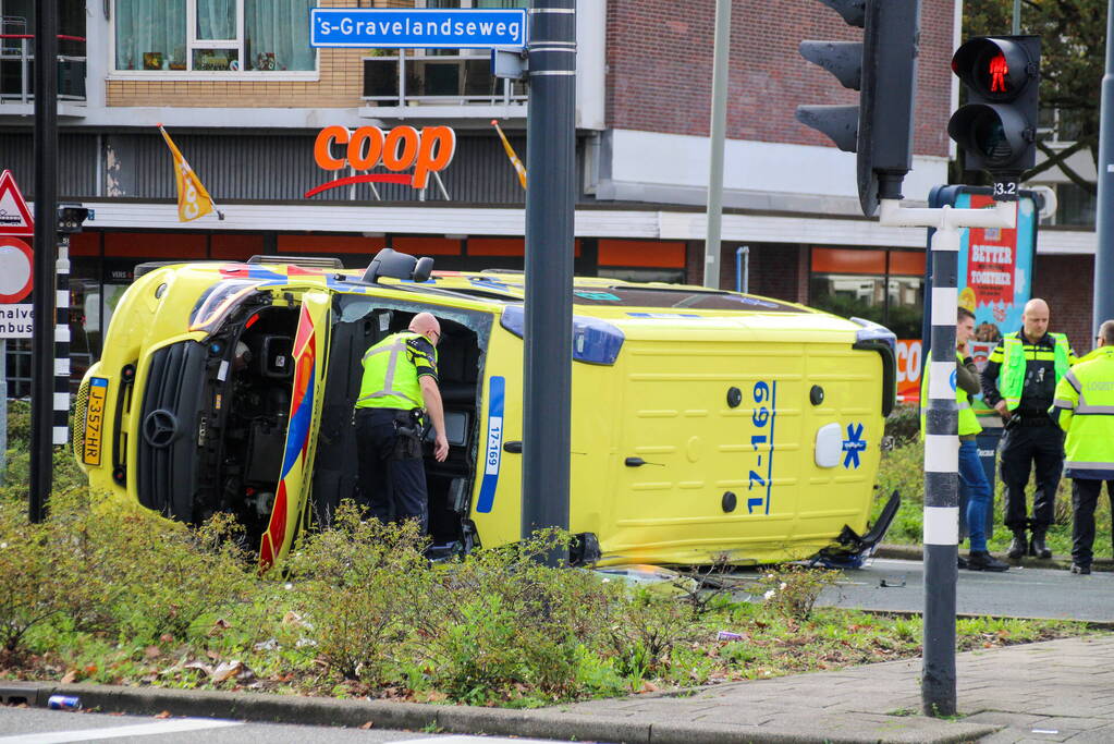 Ambulance gekanteld bij verkeersongeval