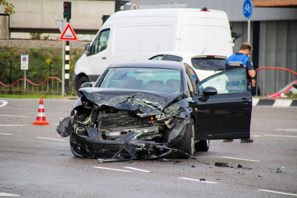 Ambulance gekanteld bij verkeersongeval