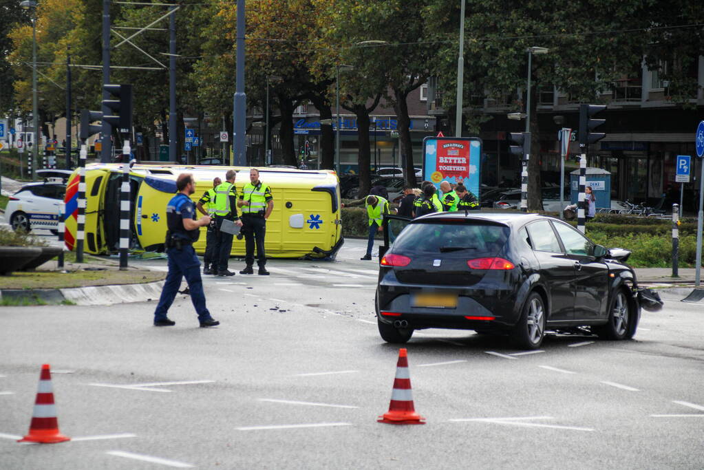 Ambulance gekanteld bij verkeersongeval
