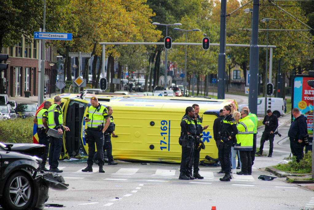 Ambulance gekanteld bij verkeersongeval