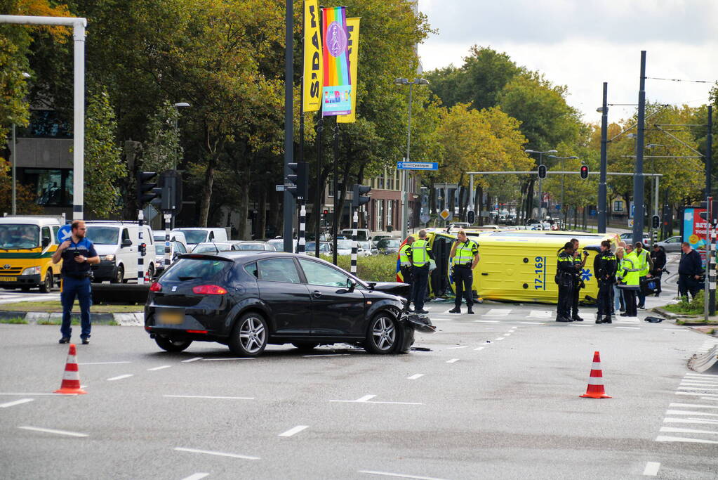 Ambulance gekanteld bij verkeersongeval